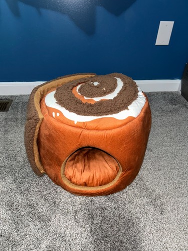Cinnamon roll cat - cinnamon, bed